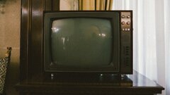 Почему телевизор трещит по ночам. Рассказываем, когда надо бежать в ремонт