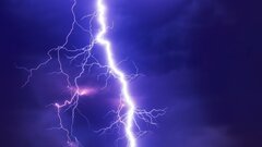 Эксперт: смартфоны могут взрываться во время грозы