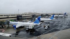 Самолет United Airlines развернули в полете из-за фитнес-браслета