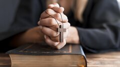 Напоминания о Боге вызывают у нас тягу к вредной пище: доказано учеными