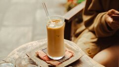 Российские ученые рассказали, безопасен ли айс-латте в жару